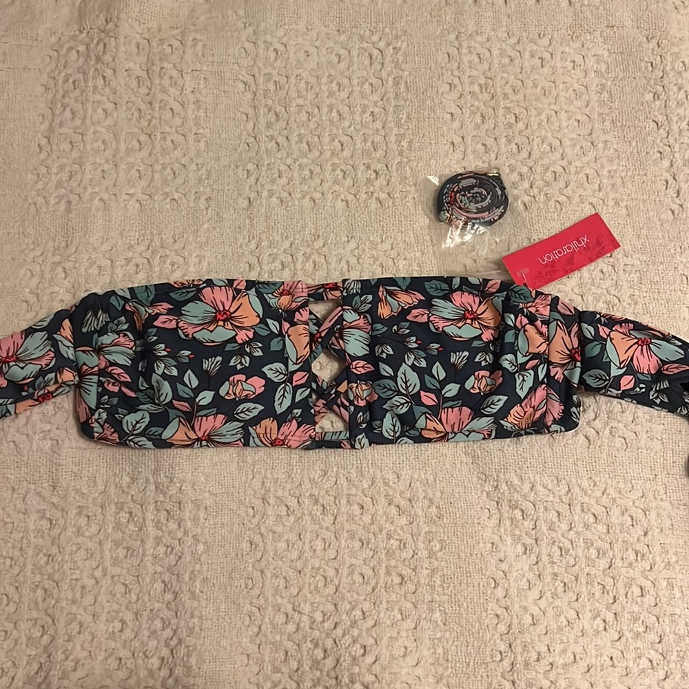 Two swimsuit tops - Picture 4 of 9